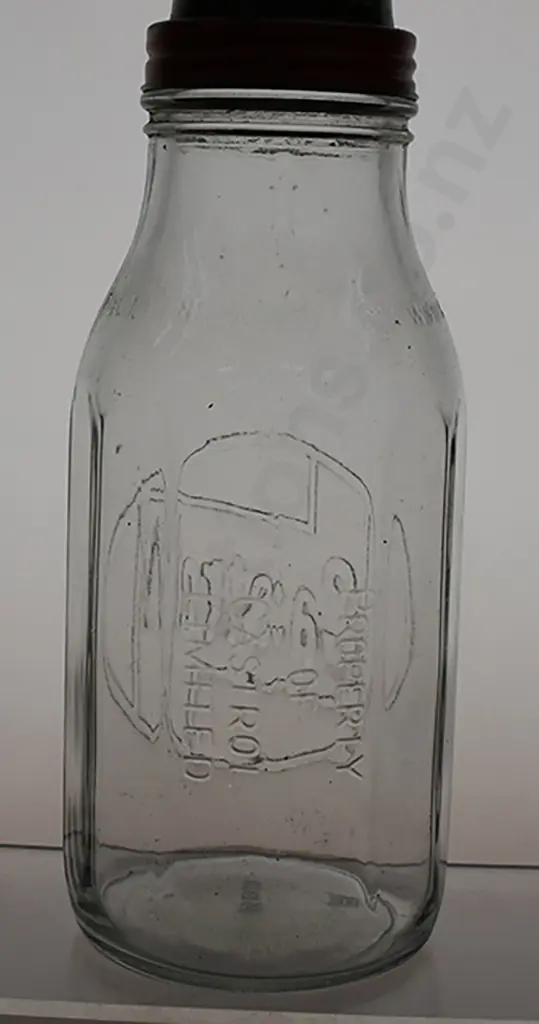 CASTROL OIL QUART BOTTLE WITH POURER Image 1++