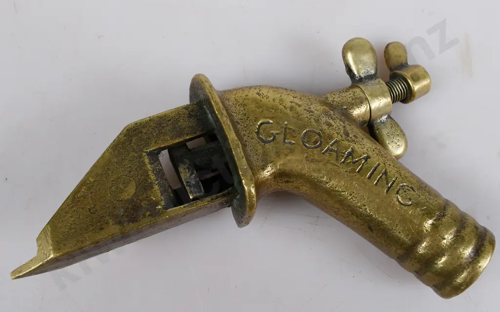 MOTOR OIL CAN OPENER/POURER Image 1++