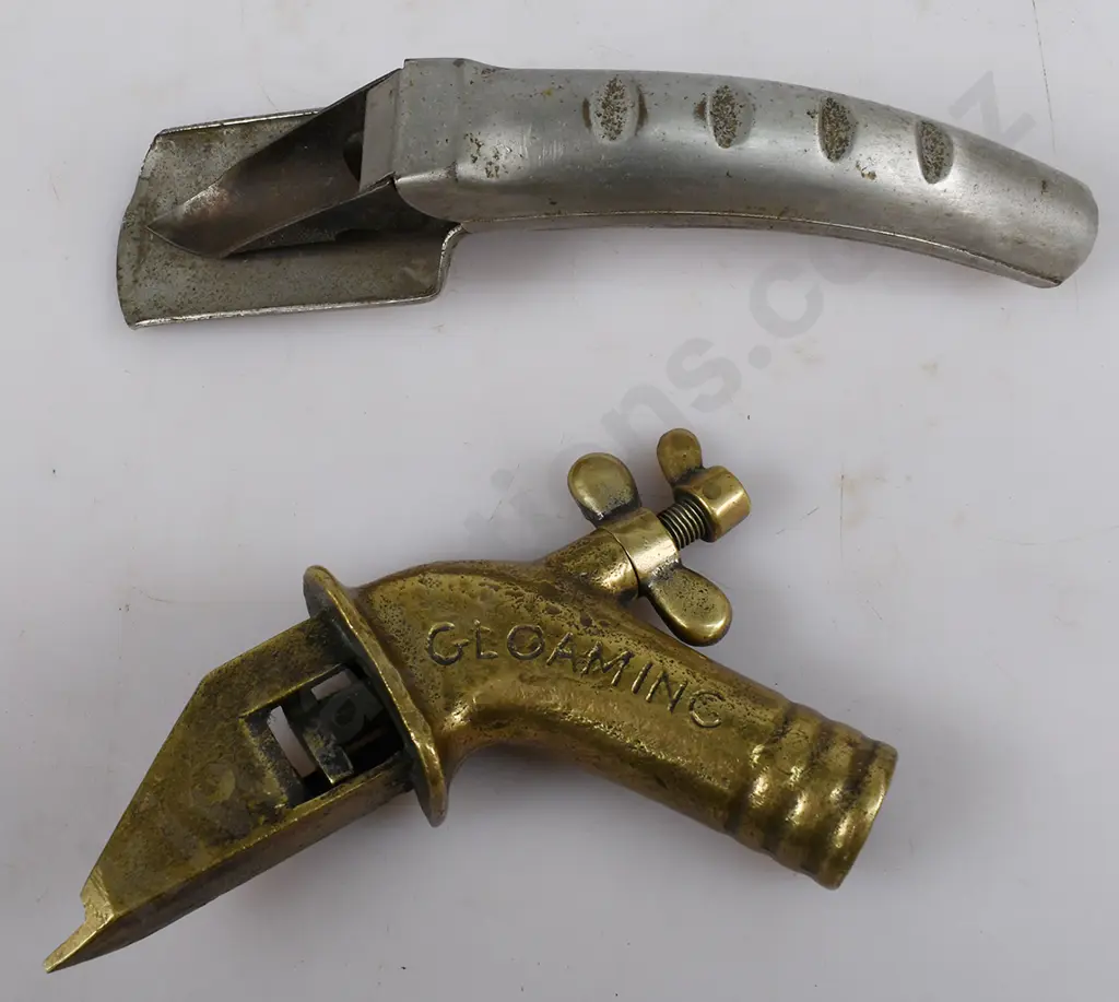 MOTOR OIL CAN OPENER/POURER Image 1++