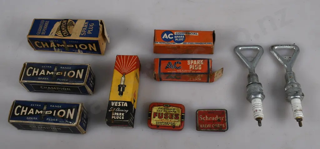 SPARK PLUG & OTHER AUTOMOTIVE COLLECTABLES Image 1++