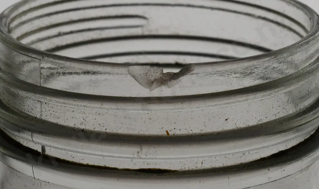 OIL BOTTLES AND STORAGE RACK Image 1++