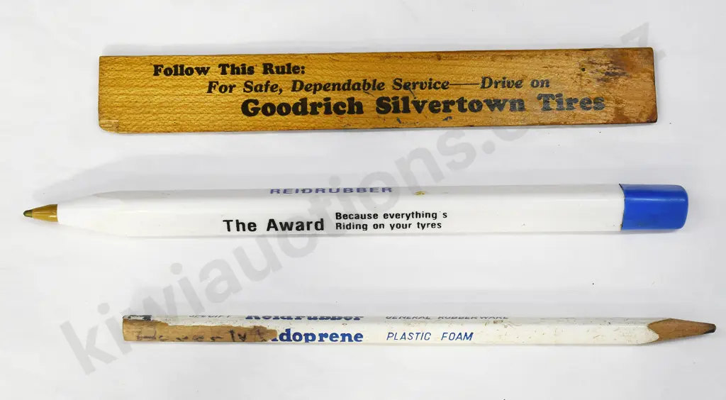 MIXED LOT SMALL AUTOMOTIVE COLLECTABLES Image 1++