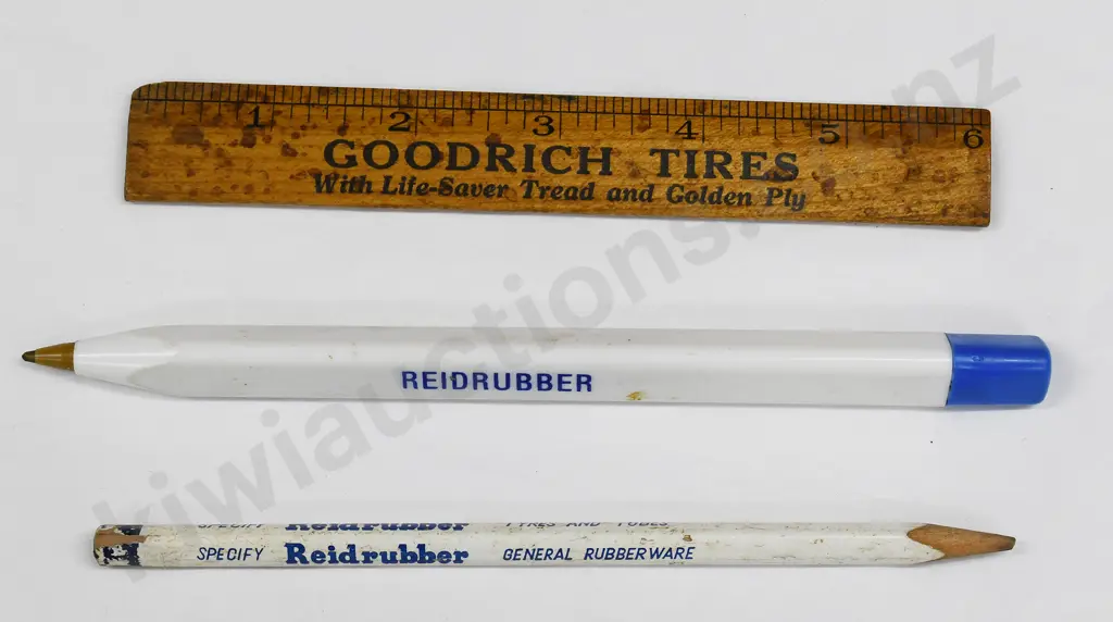 MIXED LOT SMALL AUTOMOTIVE COLLECTABLES Image 1++