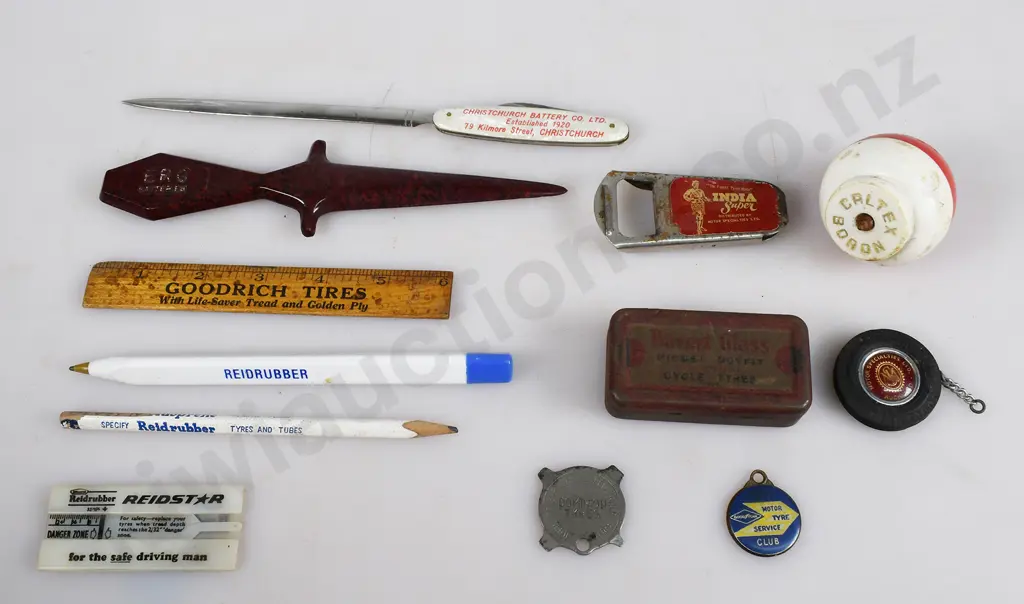 MIXED LOT SMALL AUTOMOTIVE COLLECTABLES Image 1++