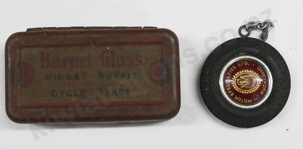 MIXED LOT SMALL AUTOMOTIVE COLLECTABLES Image 1++