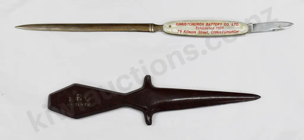 MIXED LOT SMALL AUTOMOTIVE COLLECTABLES Image 1++