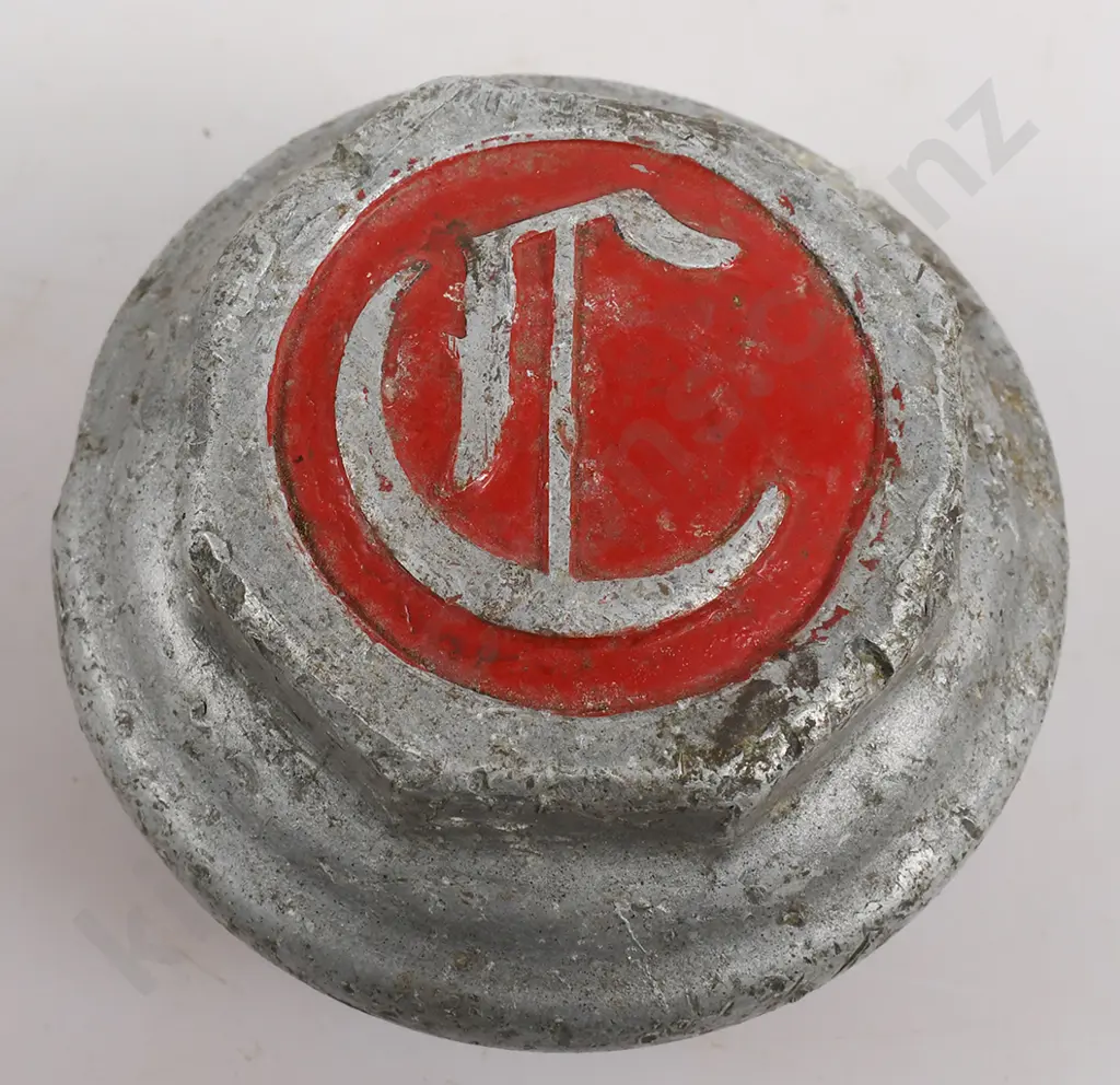 ASSORTED MOTORING HUB AND OTHER CAPS Image 1++