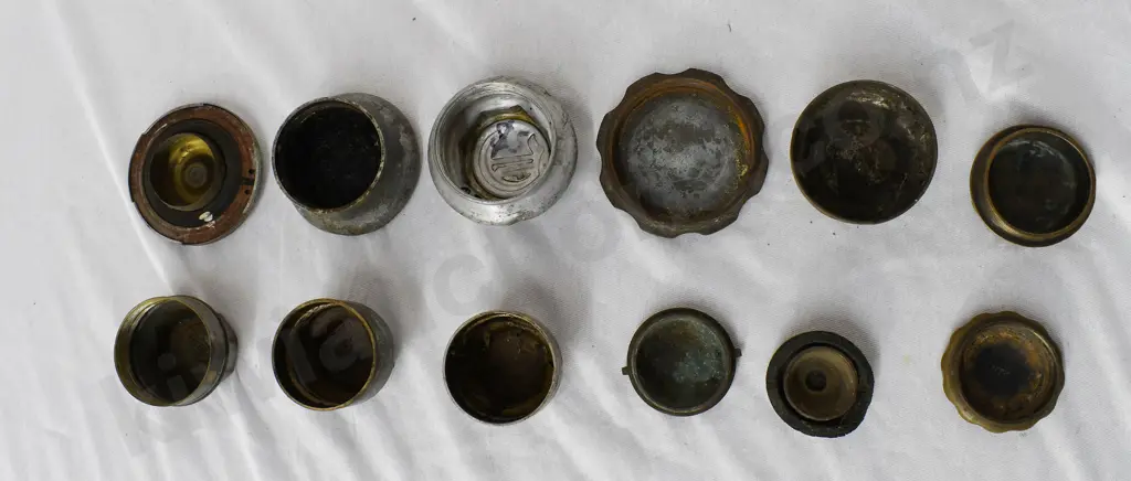 ASSORTED MOTORING HUB AND OTHER CAPS Image 1++