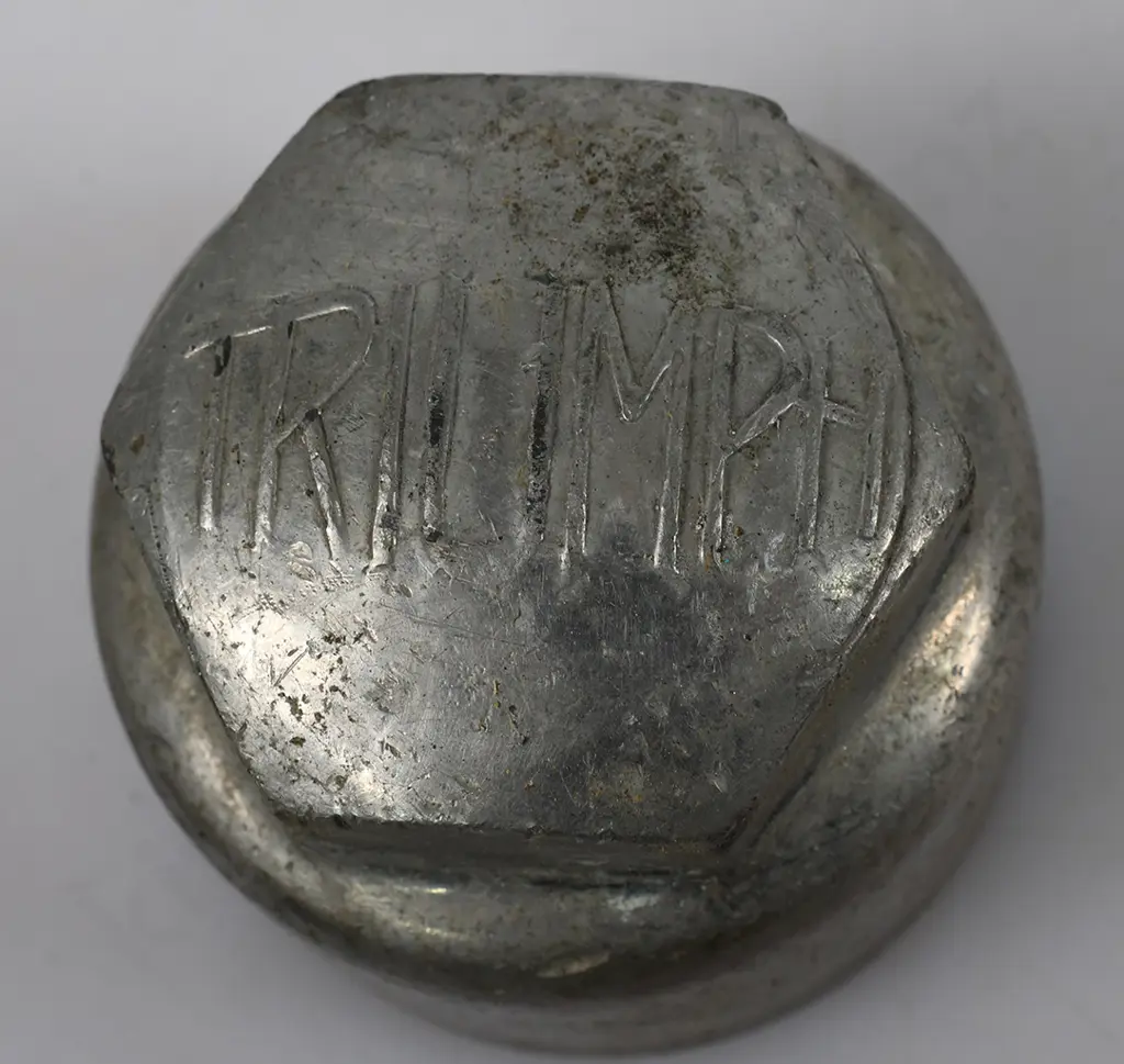 ASSORTED MOTORING HUB AND OTHER CAPS Image 1++