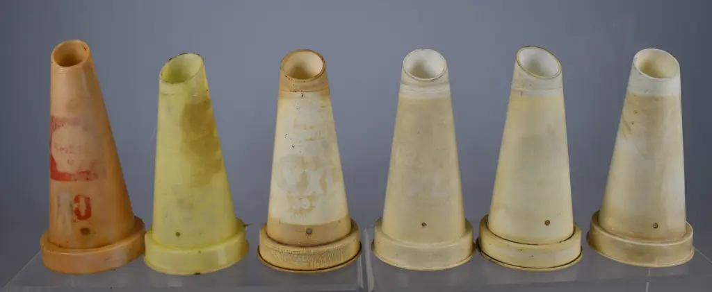 MOTORING OIL BOTTLE POURERS Image 1++