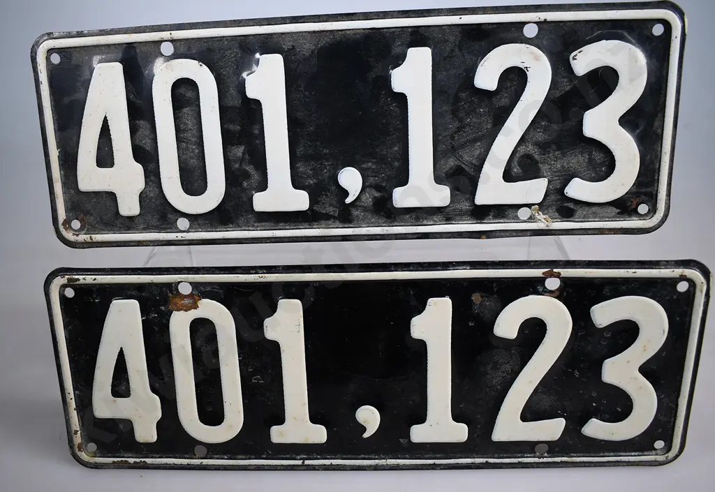 NZ PASSENGER NUMBER PLATES, 401-123, 1946-1951 Image 1++