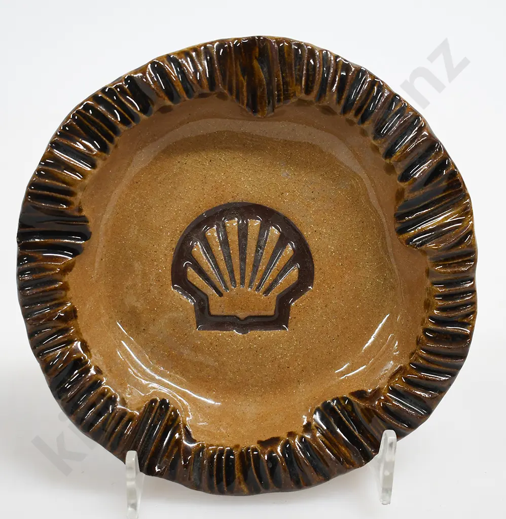SHELL POTTERY ASHTRAY Image 1++