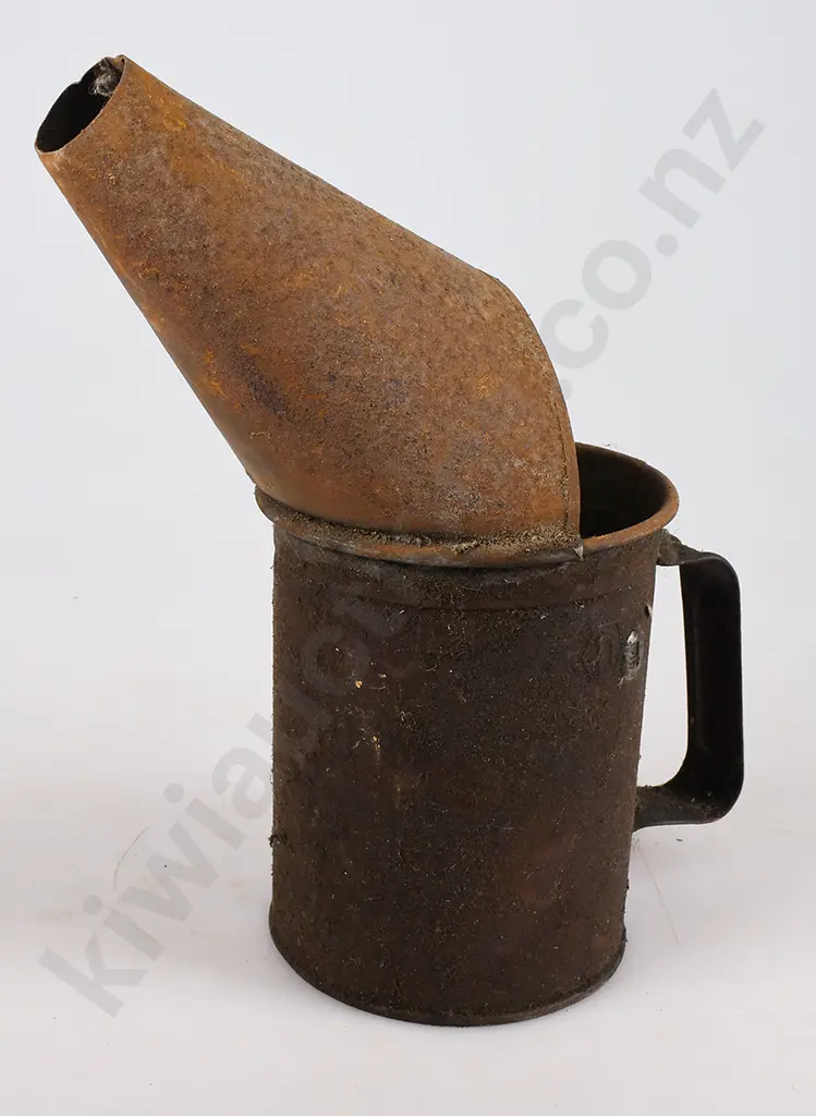 SHELL, CASTROL OIL POURERS Image 1++