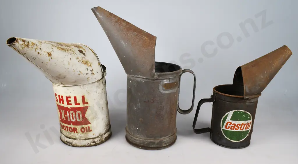 SHELL, CASTROL OIL POURERS Image 1++