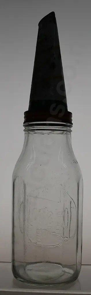 CASTROL OIL QUART BOTTLE WITH POURER Image 1++