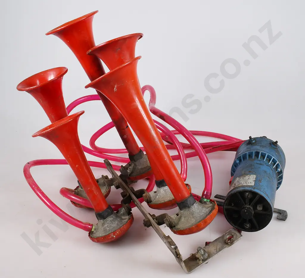 SET OF 5 AIR HORNS & COMPRESSOR Image 1++