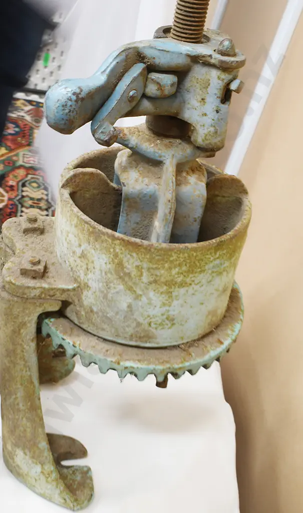 HEYBRIDGE BONE CRUSHER Image 1++