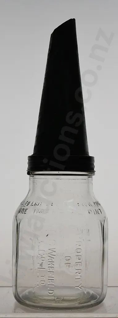 WAKEFIELD CASTROL PINT OIL BOTTLE WITH POURER Image 1++