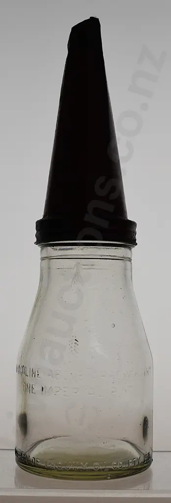 VACUUM OIL PINT OIL BOTTLE, WITH POURER Image 1++