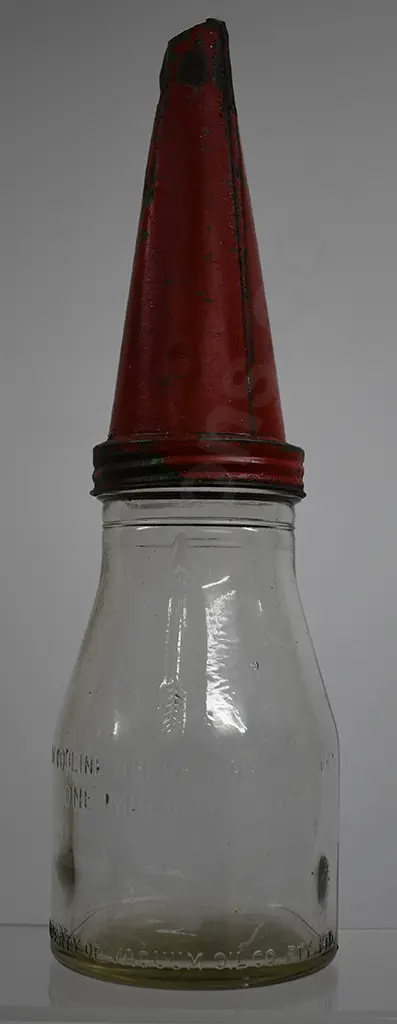 VACUUM OIL PINT OIL BOTTLE, WITH POURER Image 1++
