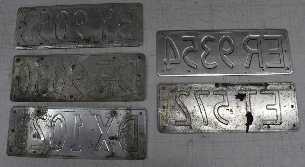 ASSORTED NEW ZEALAND SINGLE NUMBER PLATES Image 1++