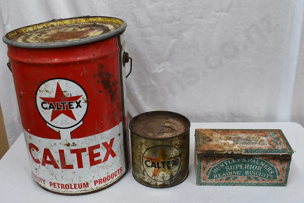 CALTEX & HUNTLEY & PALMERS TINS Image 1++