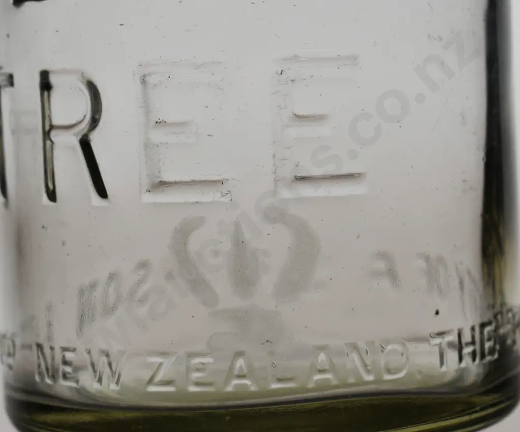 BIG TREE QUART OIL BOTTLE WITH POURER Image 1++