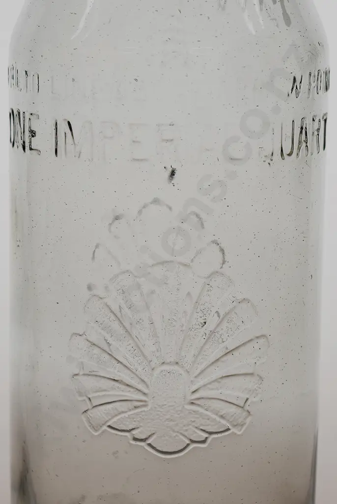 EARLY SHELL QUART OIL BOTTLE WITH POURER Image 1++