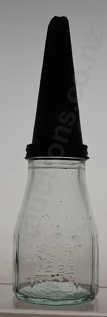 WAKEFIELD CASTROL PINT OIL BOTTLE WITH POURER Image 1++