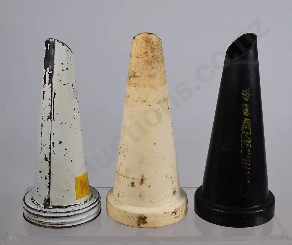 SHELL MOTORING OIL BOTTLE POURERS Image 1++