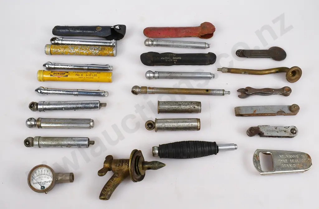 ASSORTED TYRE GAUGES & AUTOMOTIVE ITEMS Image 1++