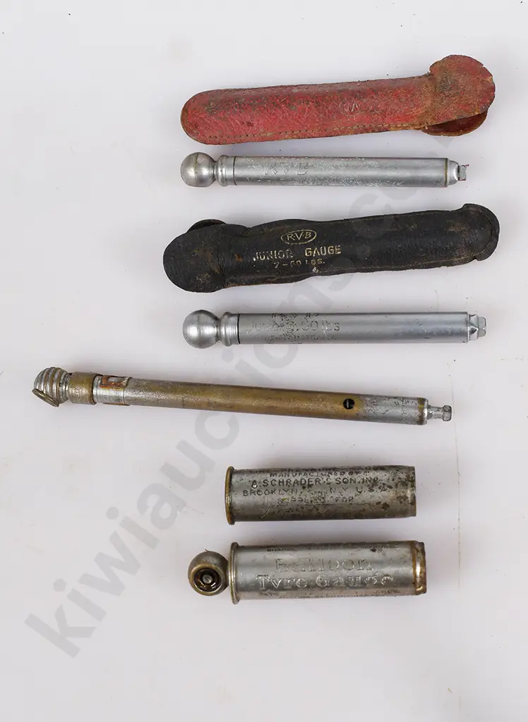 ASSORTED TYRE GAUGES & AUTOMOTIVE ITEMS Image 1++