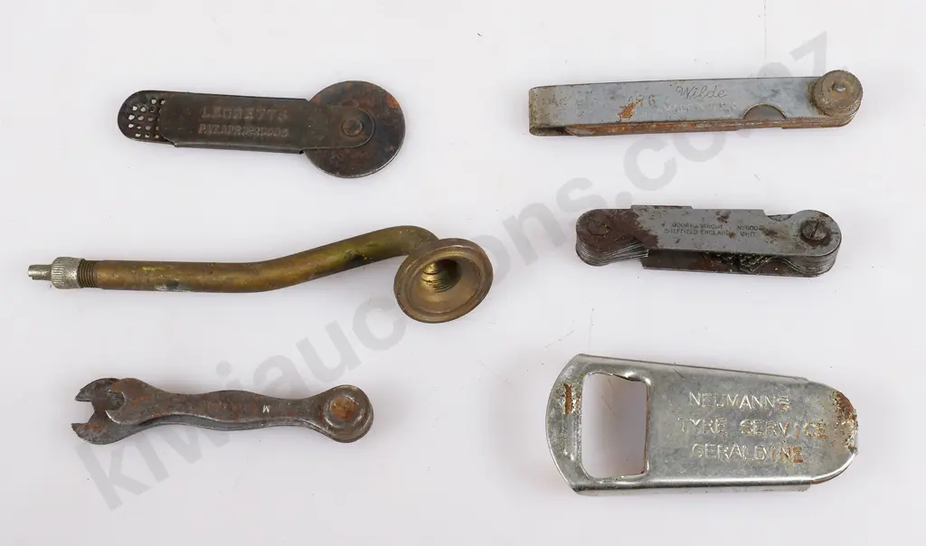 ASSORTED TYRE GAUGES & AUTOMOTIVE ITEMS Image 1++