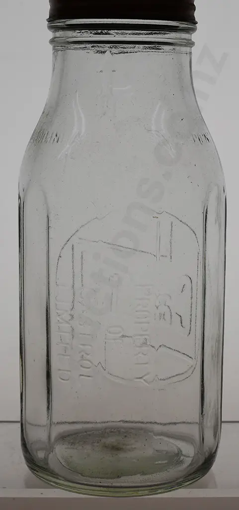CASTROL OIL QUART BOTTLE WITH POURER Image 1++