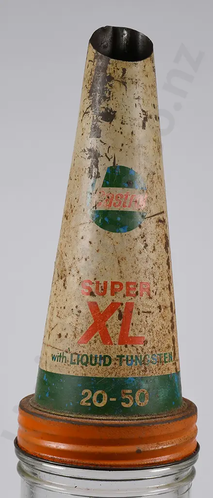 CASTROL OIL QUART BOTTLE WITH POURER Image 1++