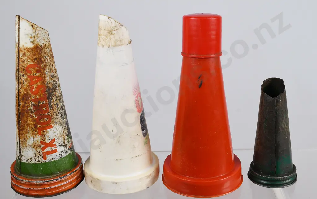 CASTROL/CALTEX MOTORING OIL BOTTLE POURERS Image 1++