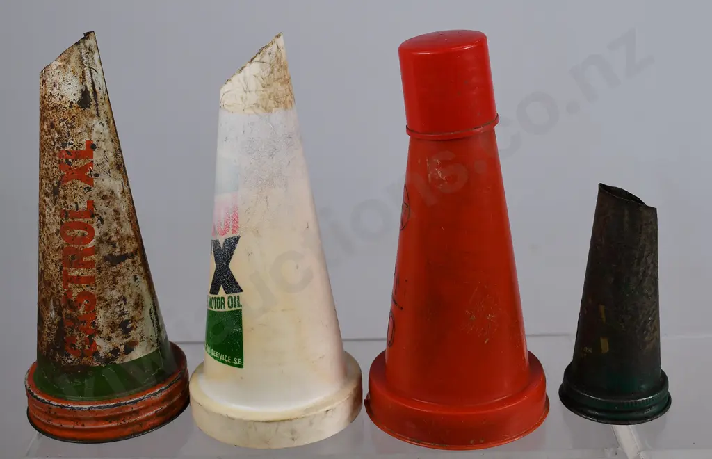 CASTROL/CALTEX MOTORING OIL BOTTLE POURERS Image 1++