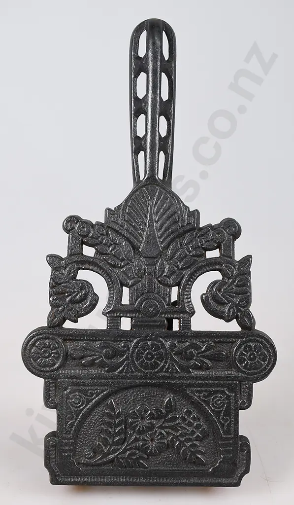 CAST IRON TRIVETS Image 1++