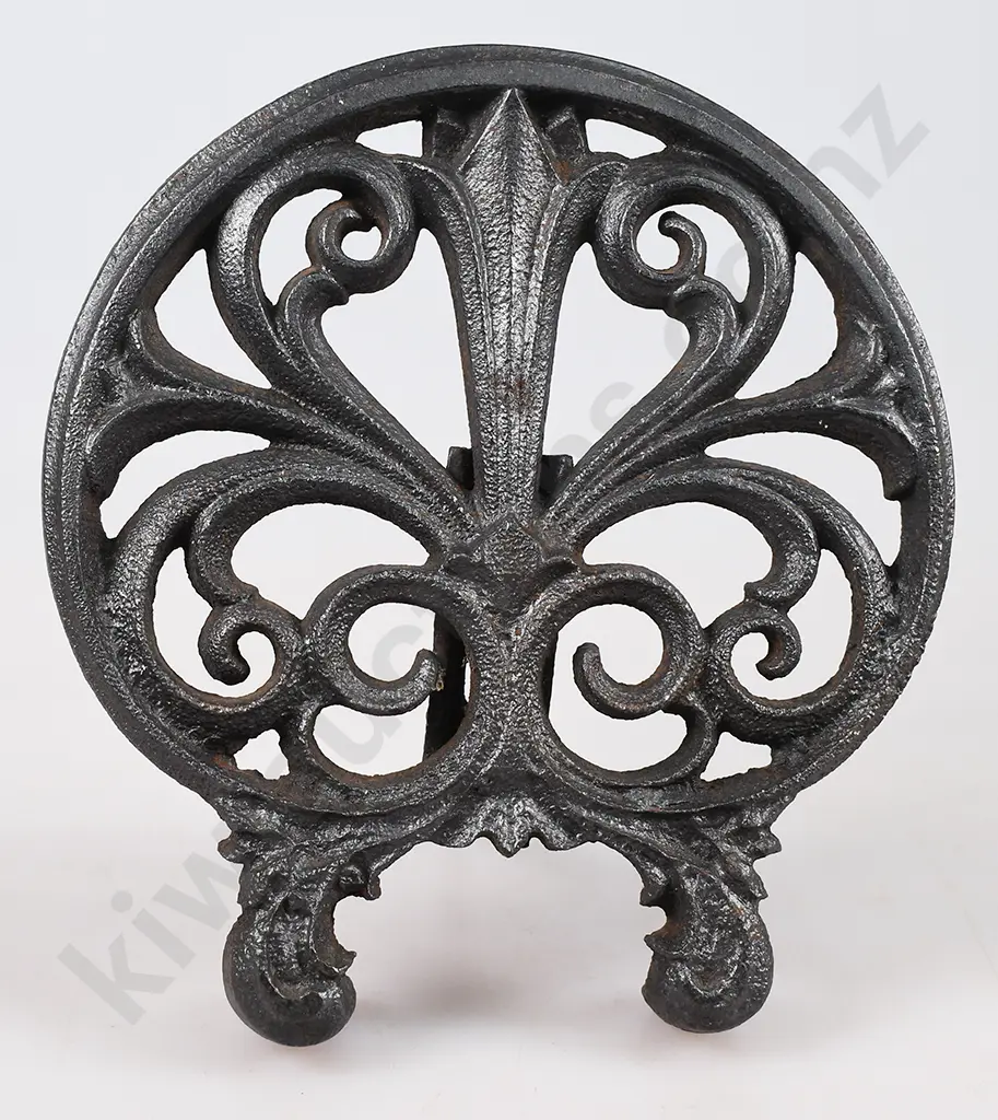 CAST IRON TRIVETS Image 1++