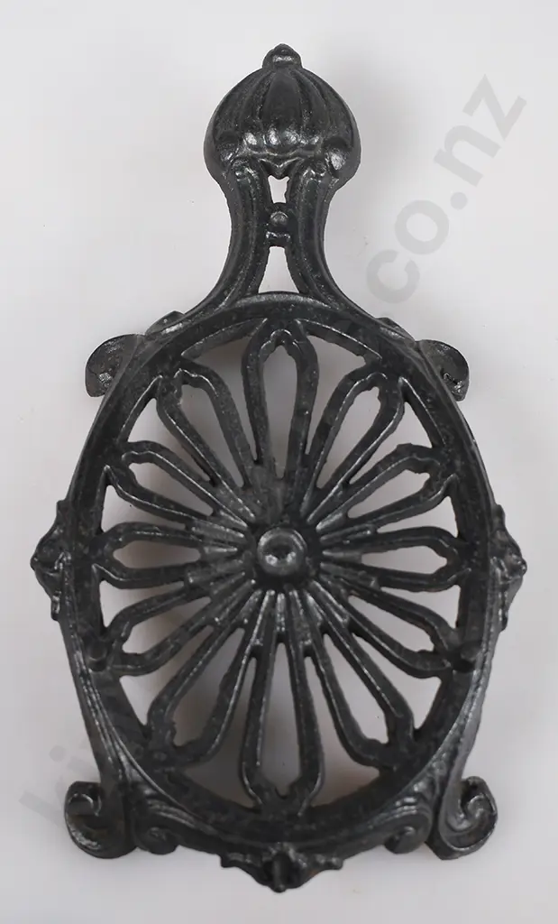 CAST IRON TRIVETS Image 1++
