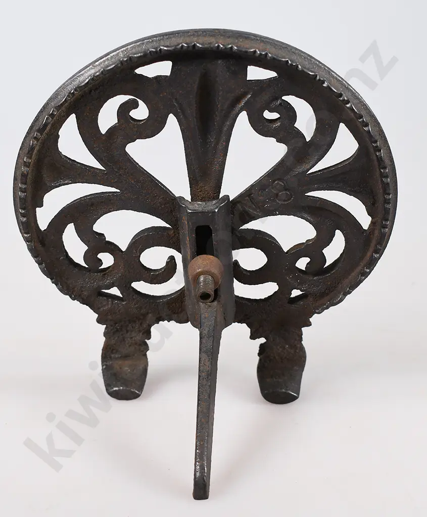 CAST IRON TRIVETS Image 1++