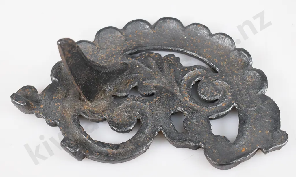 CAST IRON TRIVETS Image 1++