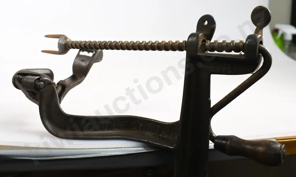 CAST IRON LITTLE STAR APPLE PEELER & TOP COOK PRESS Image 1++