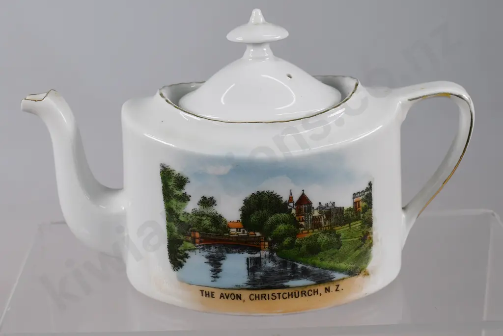THE AVON CHRISTCHURCH N.Z. SOUVINER TEAPOT Image 1++