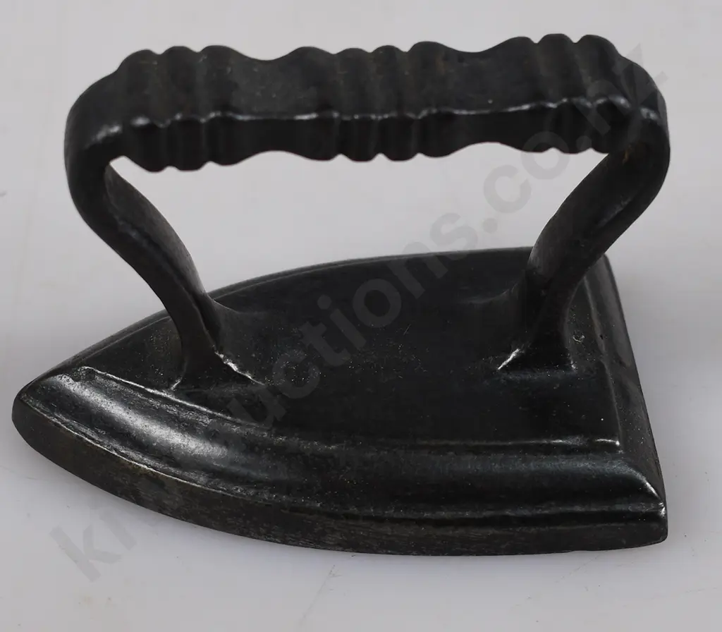 COLLECTION OF MINIATURE IRONS Image 1++