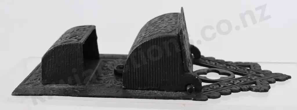 CAST IRON WALL MOUNTED MATCH BOX BRACKET Image 1++