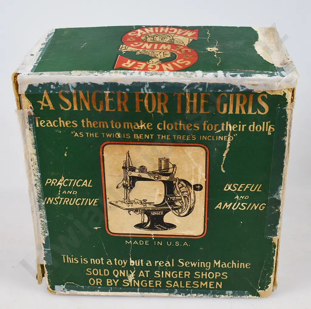 VINTAGE SEWING MACHINE & ACCESSORIES Image 1++