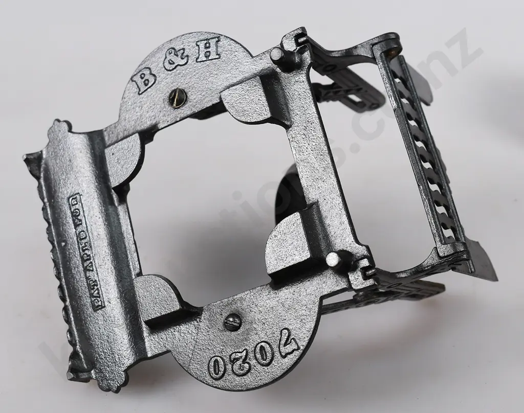 VICTORIAN EASTLAKE CAST IRON INKWELL Image 1++