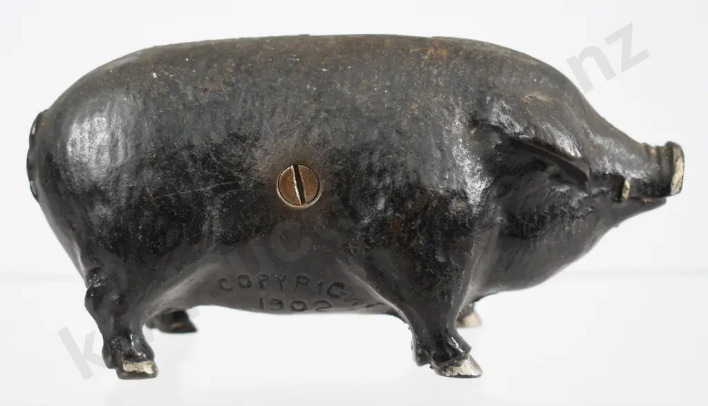 CAST IRON PIG HOG MONEY BANK, I MADE CHICAGO FAMOUS Image 1++