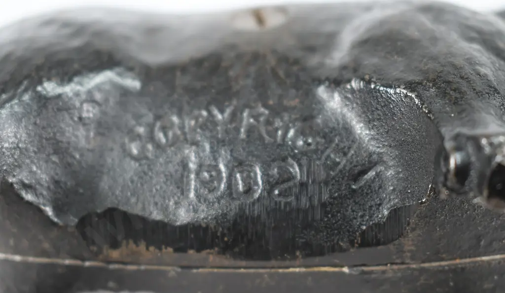 CAST IRON PIG HOG MONEY BANK, I MADE CHICAGO FAMOUS Image 1++